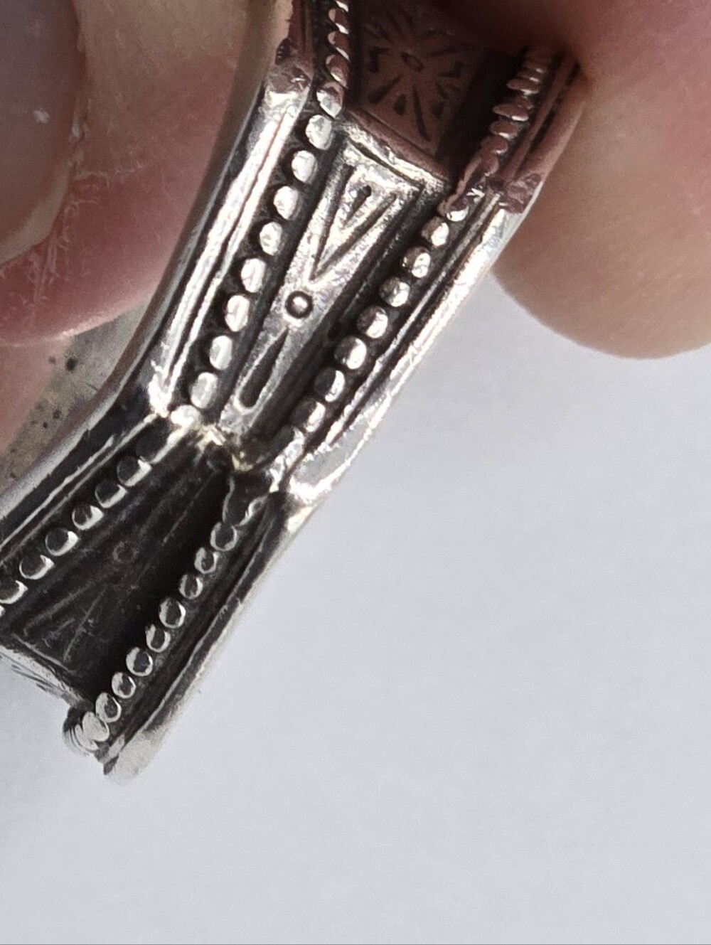 Gerochristo Sterling & 18k Wide Tapered Band Ring With Garnet Size 6.5 - Picture 6 of 6